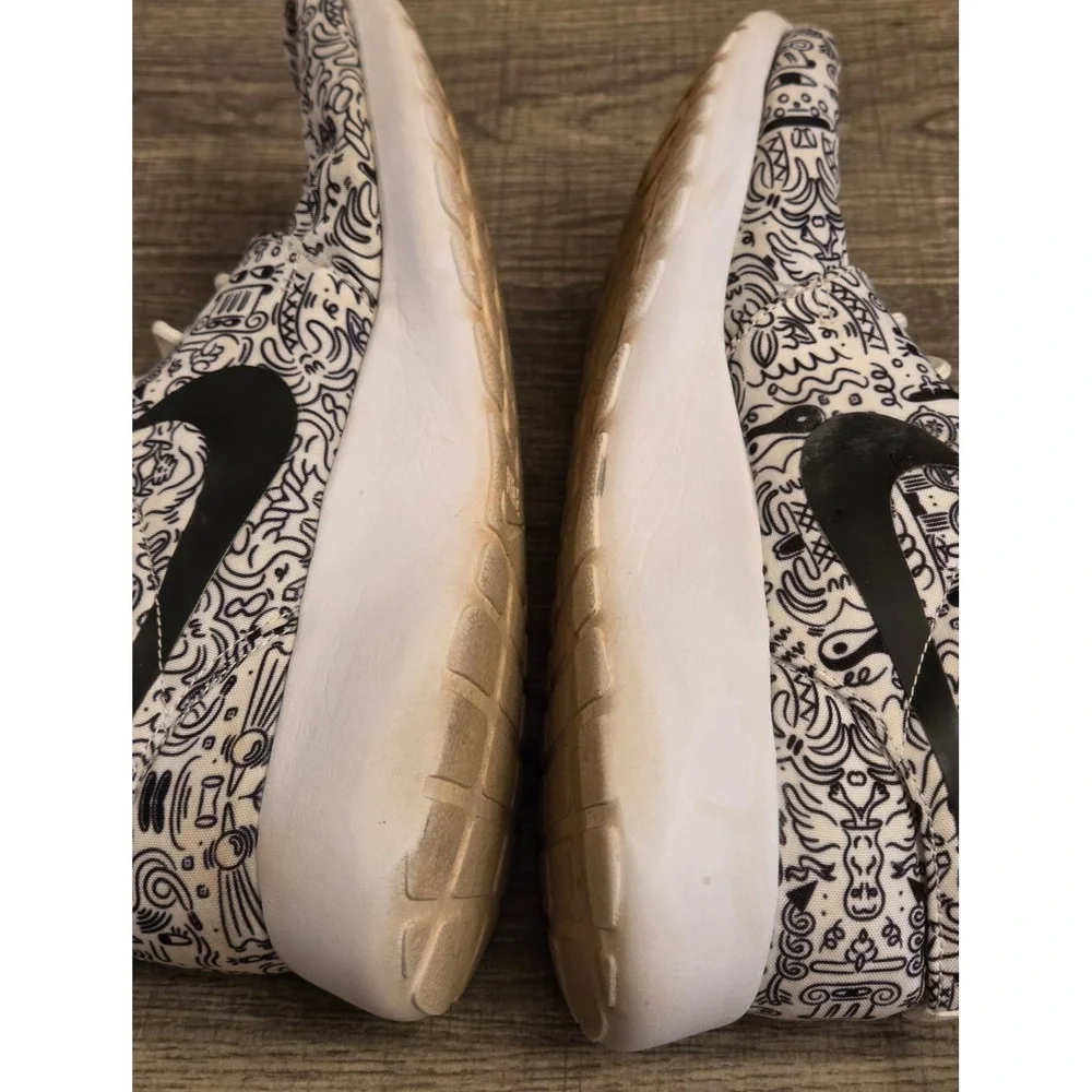 Nike Roshe One Athletic Shoes Sneakers Womens Size 8 Black White Doodle Print